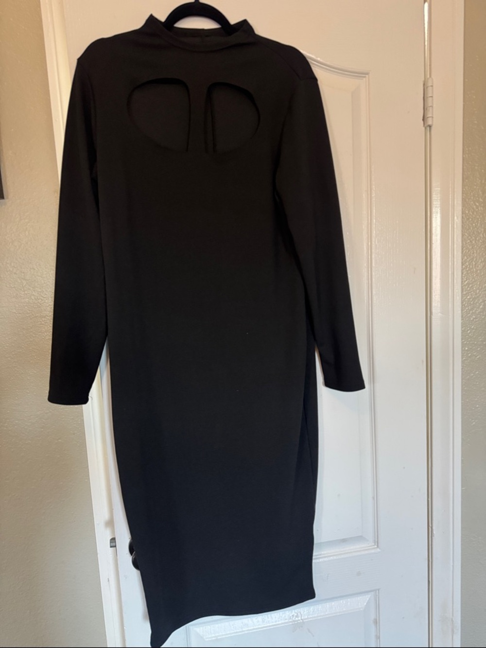 Chic Black Long-Sleeve Dress with Back Cutout